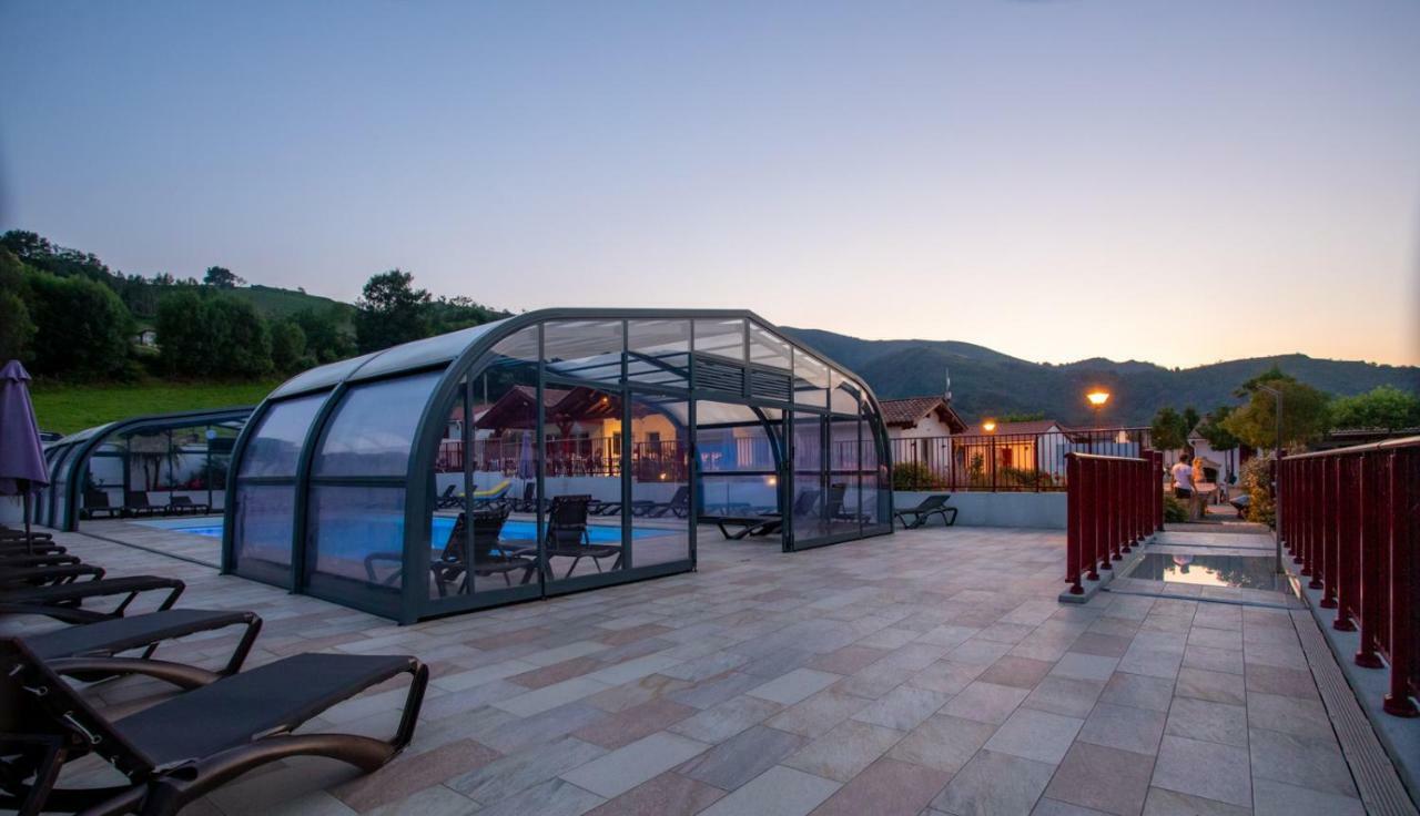 Domaine Chalets Larlapean Saint-Martin-dʼArrossa Exteriör bild